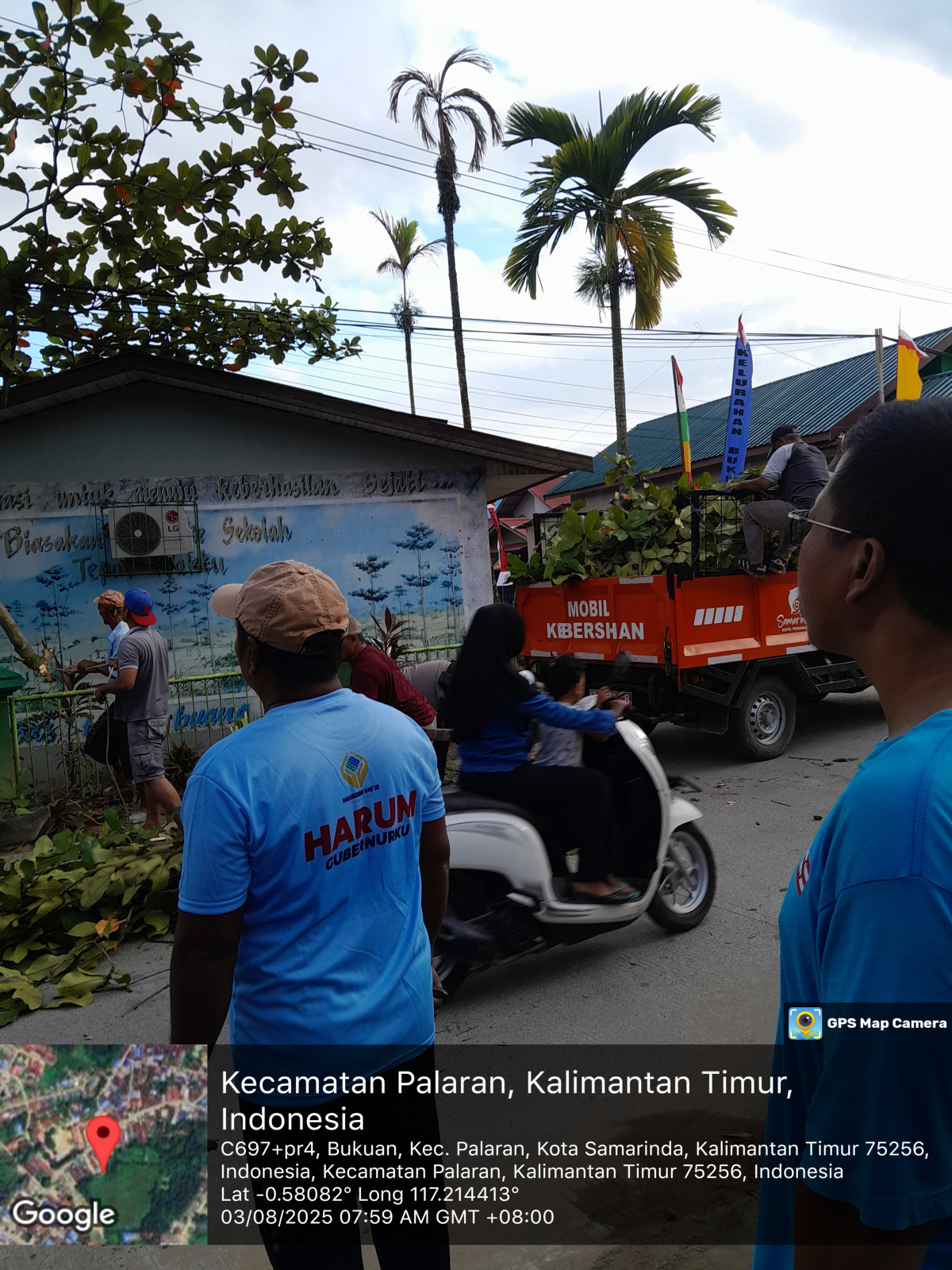 Pemotongan pohon besar di lingkungan sekolah SDN 009 jln mulawarman RT 31 BUKUAN