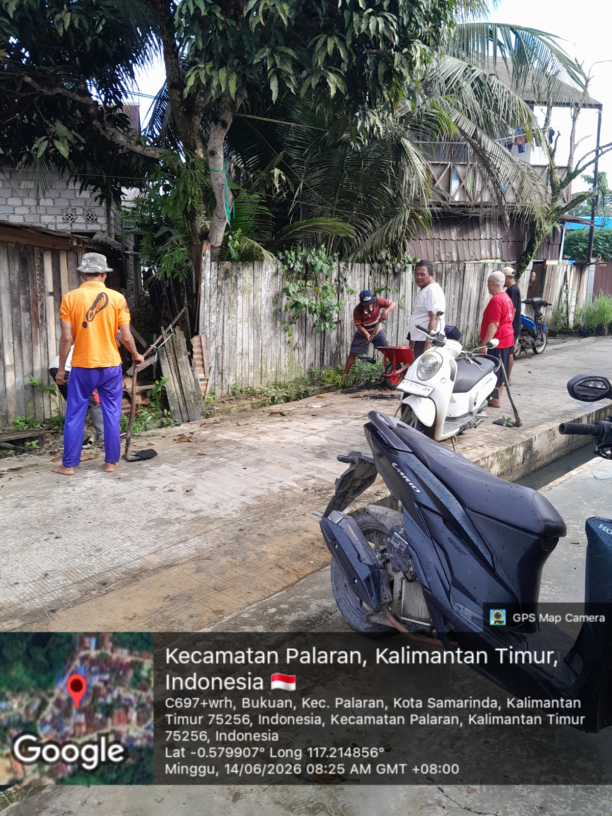 Membersihkan lumpur dan sampah serta rumput di parit jln mulawarman gg langgar RT 31 BUKUAN