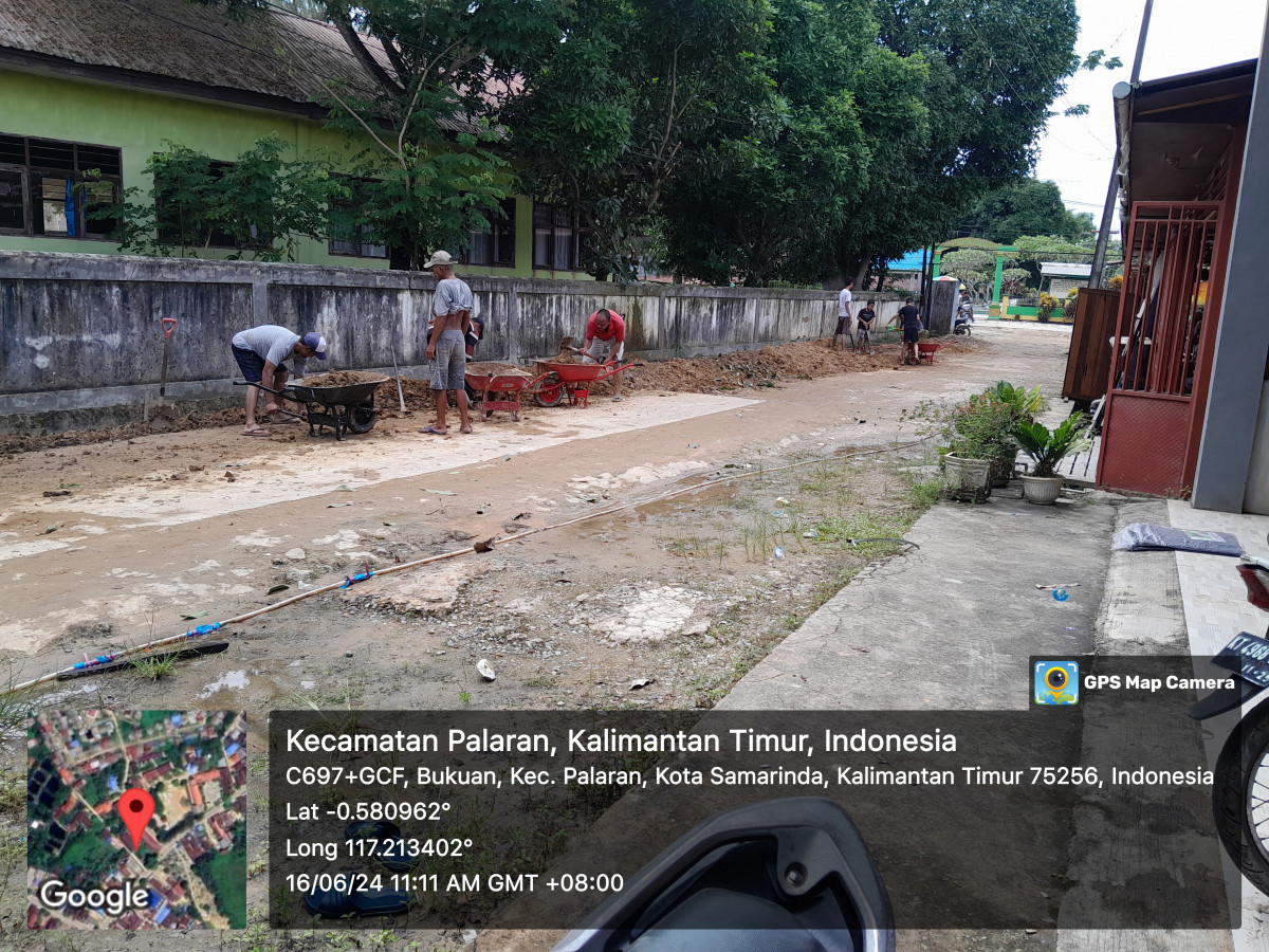 Gotong royong bikin parit