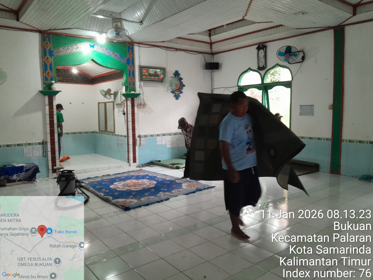 Membersihkan lingkungan langgar NURUL IMAN JLN MULAWARMAN GG LANGGAR RT 31 BUKUAN