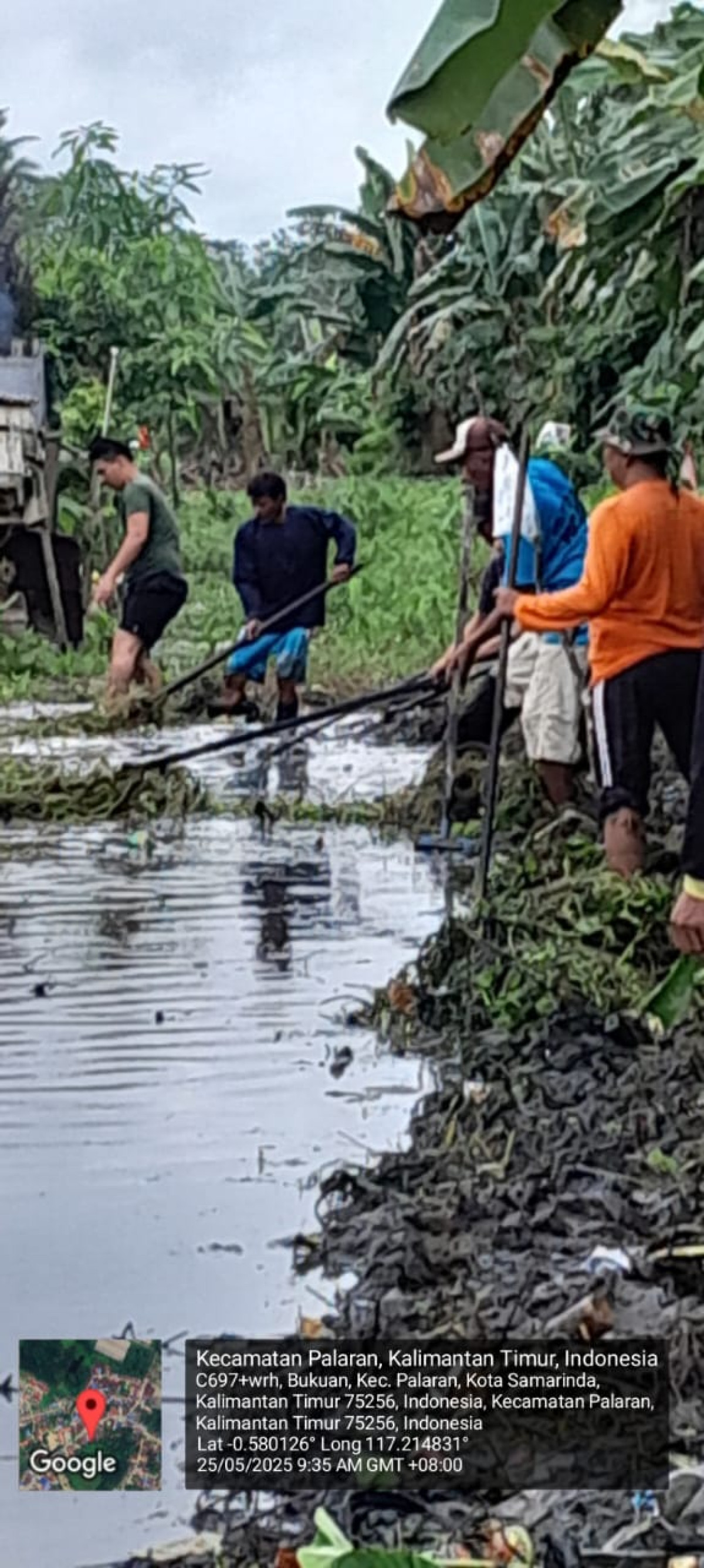 Membersihkan rumput sampah dan lumpur di gg SDN009 JLN MULAWARMAN RT 31 BUKUAN