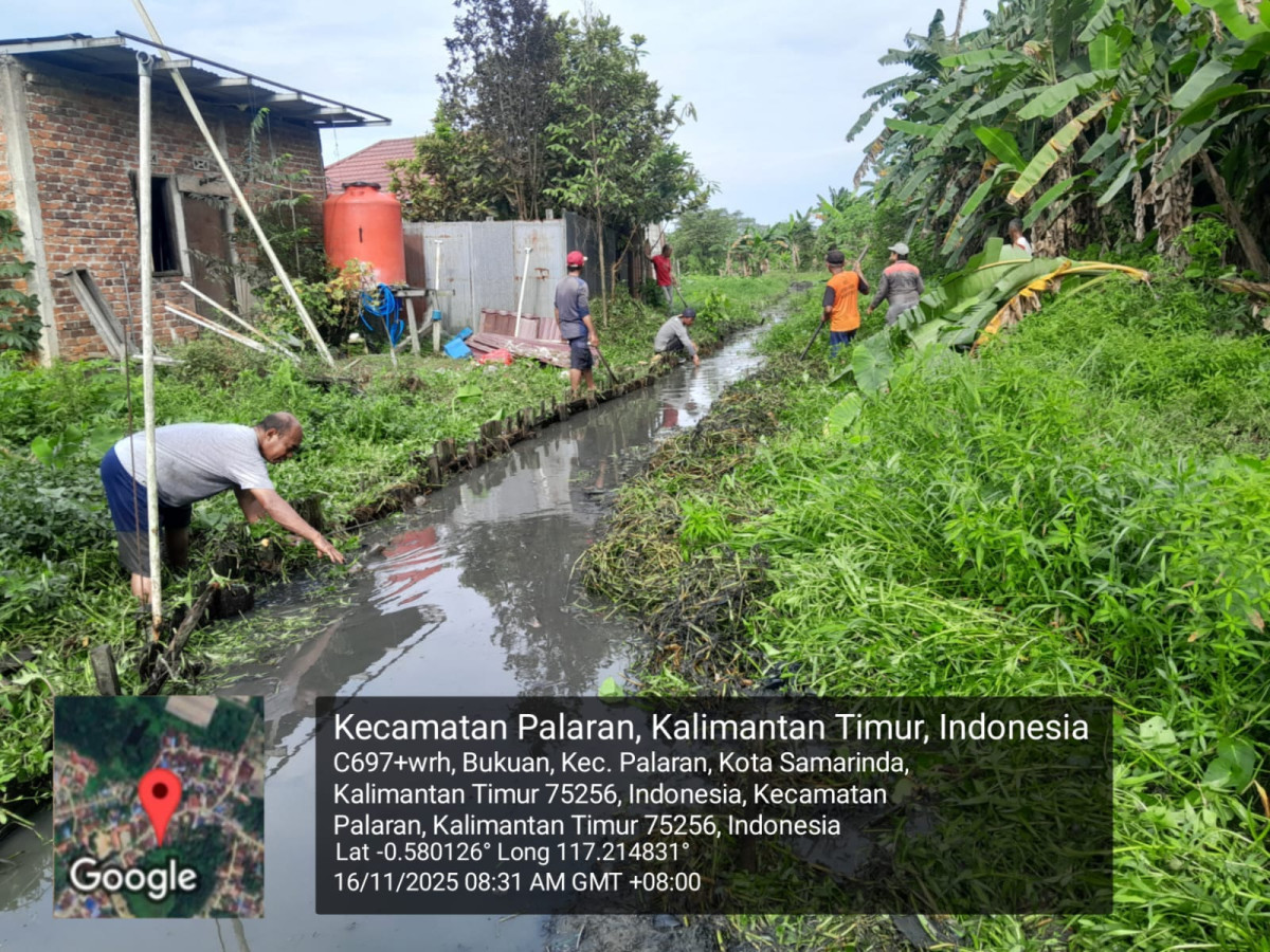 Bersihkan sampah rumput dan lumpur jln mulawarman gg SDN 009 RT 31 BUKUAN