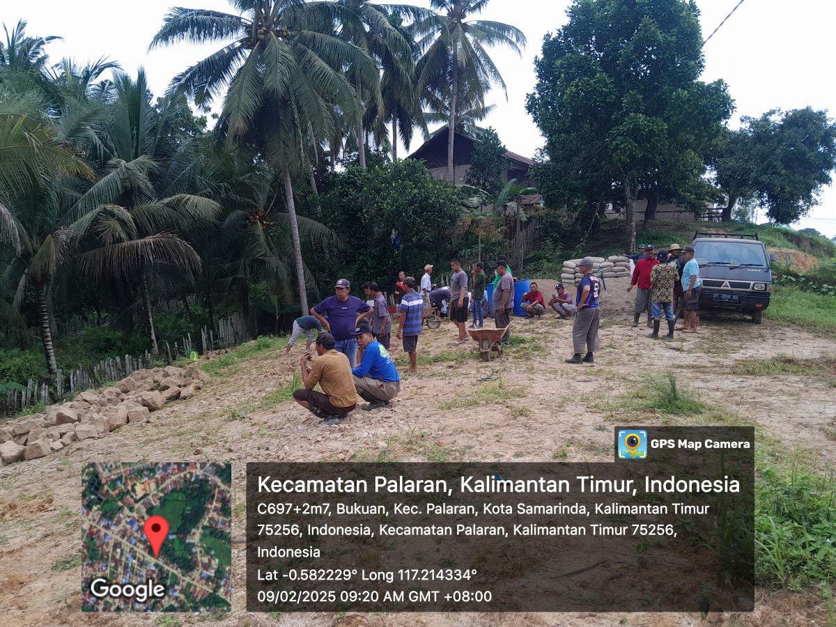 Mendekatkan material batu gunung dan pasir dimakam arrahman jln mulawarman kp kanas