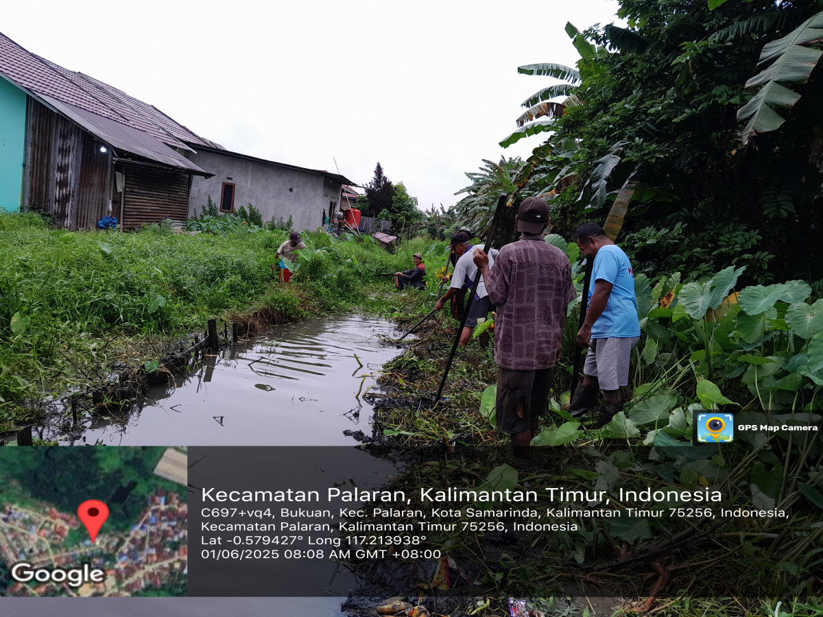 Membersihkan sampah rumput dan lumpur di parit area samping pagar ex pt daya besar jln mulawarman gg sd 009 RT 31 BUKUAN