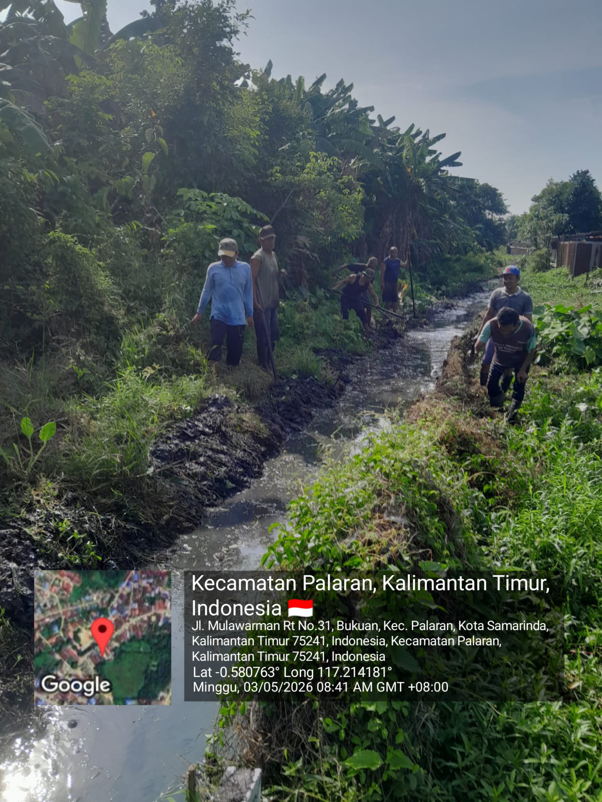 Bersihkan parit besar di jln mulawarman gg SDN 00 RT 31 BUKUAN