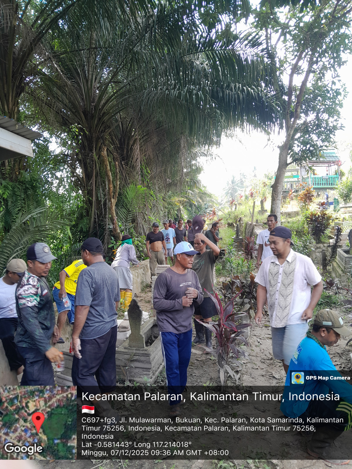 Angkut material kedalam makam untuk pembangunan pagar makam jln mulawarman