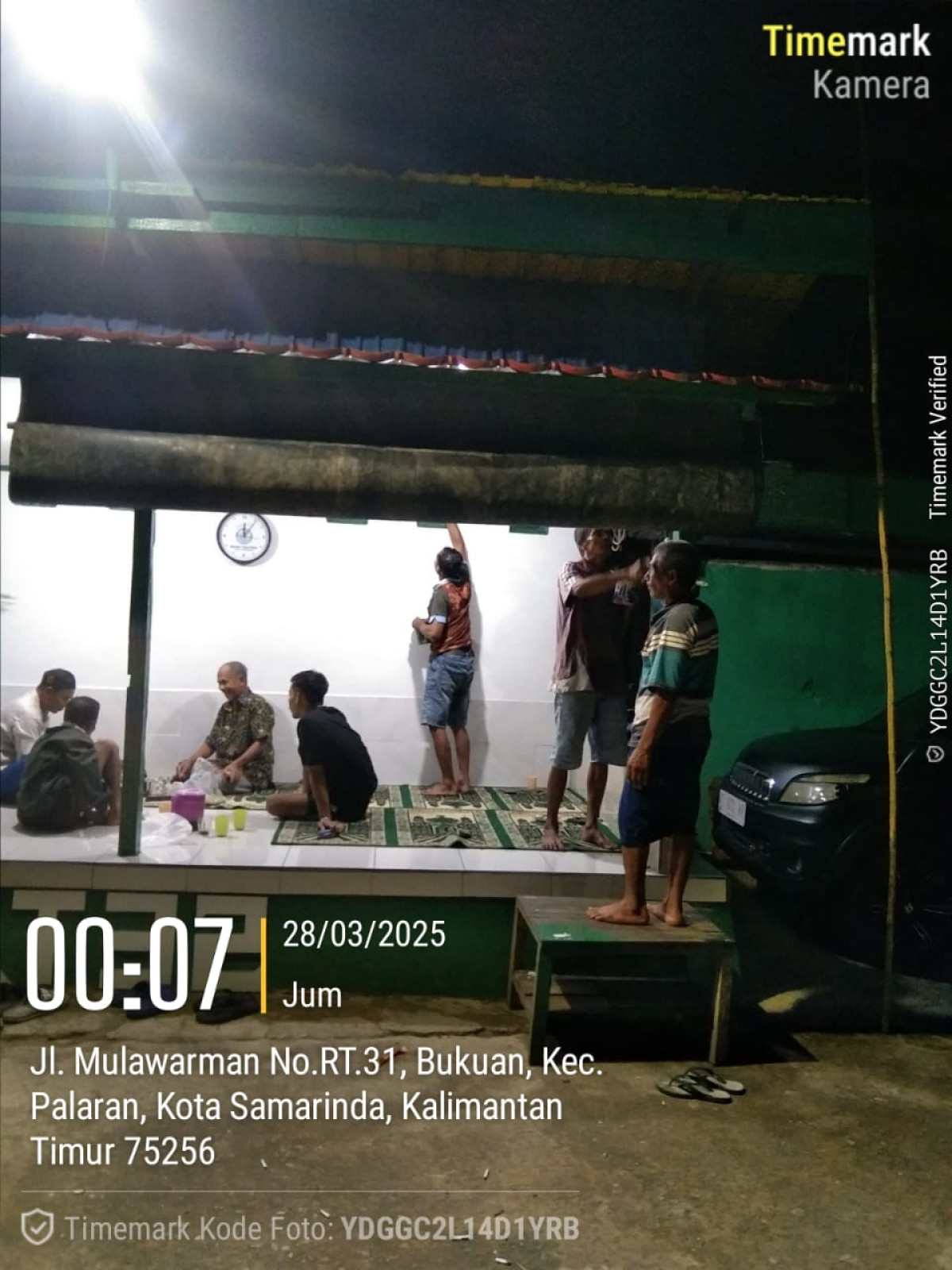 Gotong royong renovasi poskamling lingkungan