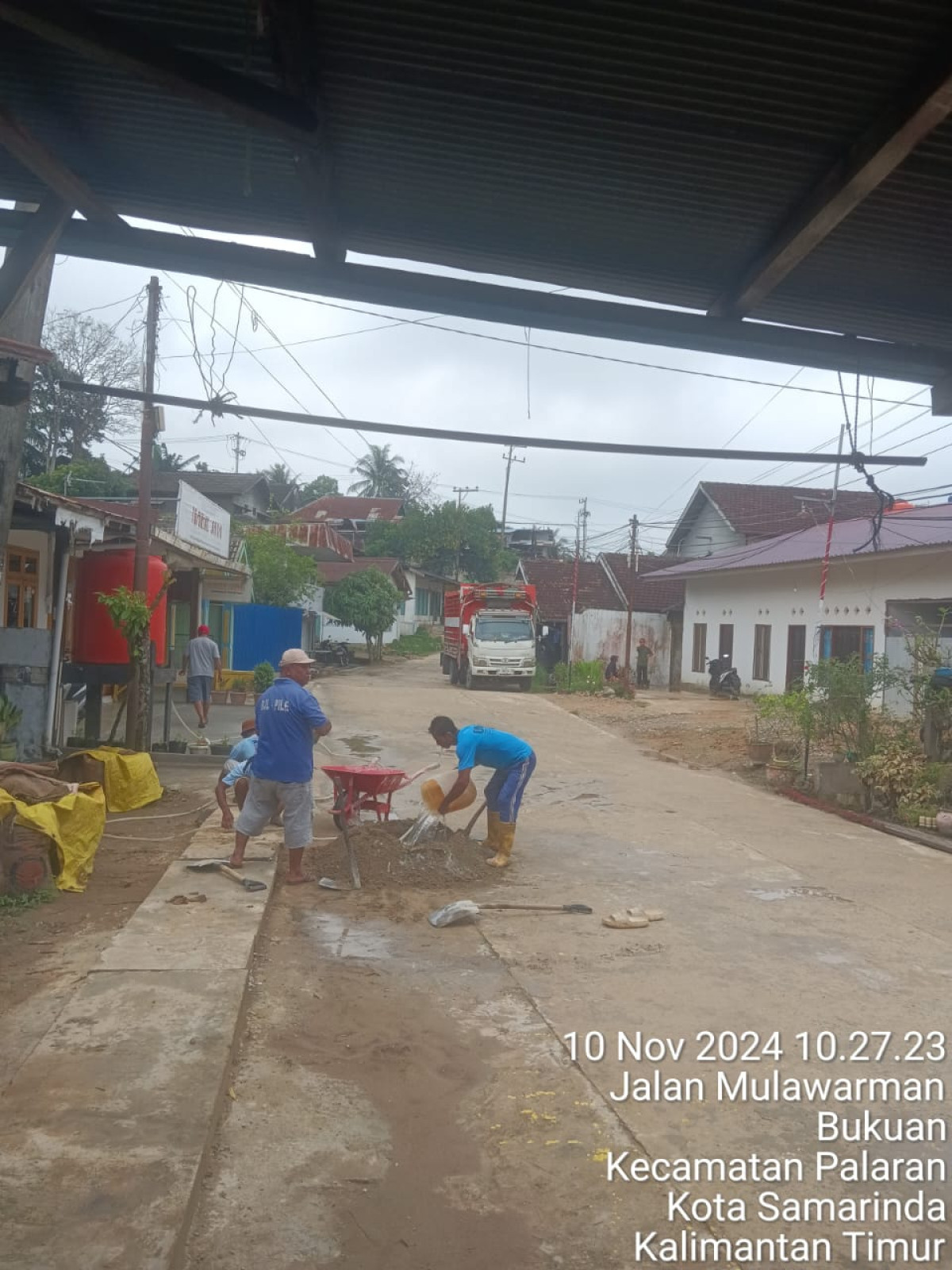 Gotong royong membersihkan parit