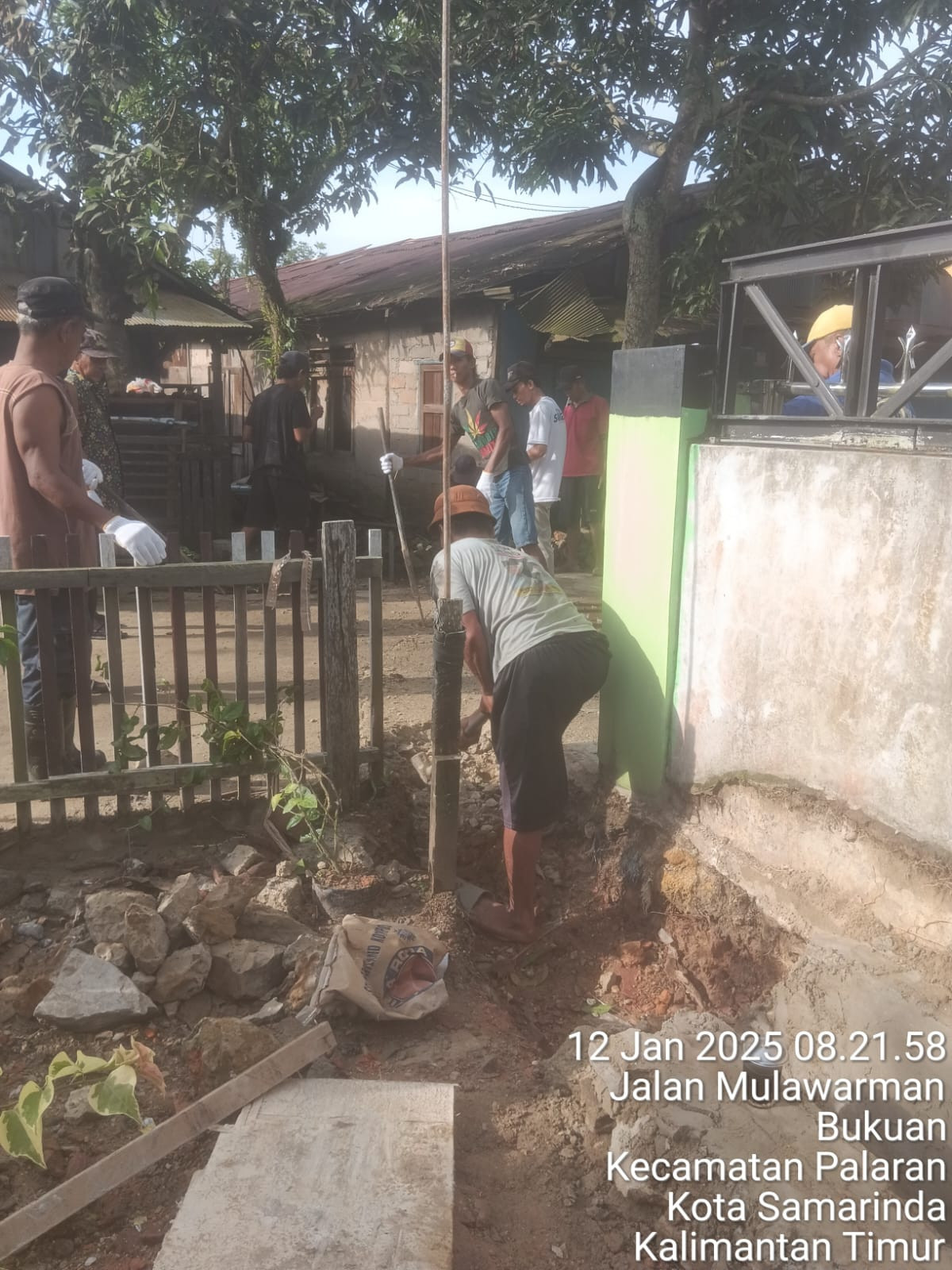 Gotong royong membuat parit sebelum dipasang jembatan
