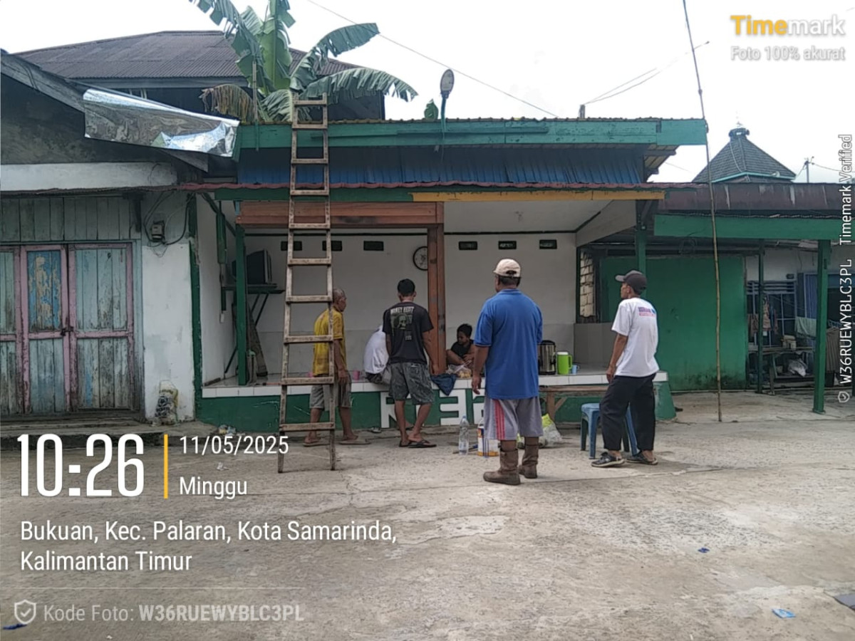 Membuat rak pos kamling dan cat plafon pos kamling RT. 32