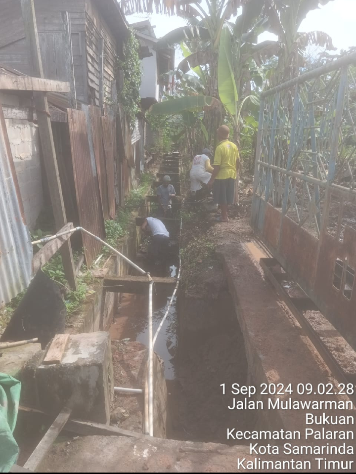Pembuatan parit tembusan ke sungai