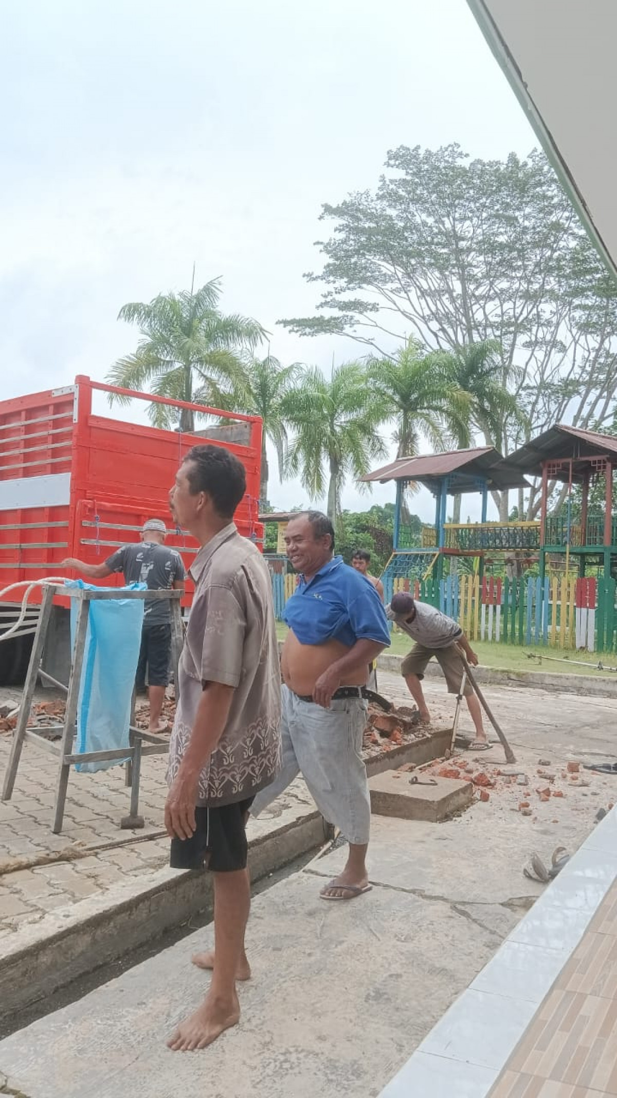 Perbaikan tempat parkir Masjid Al Ihsan