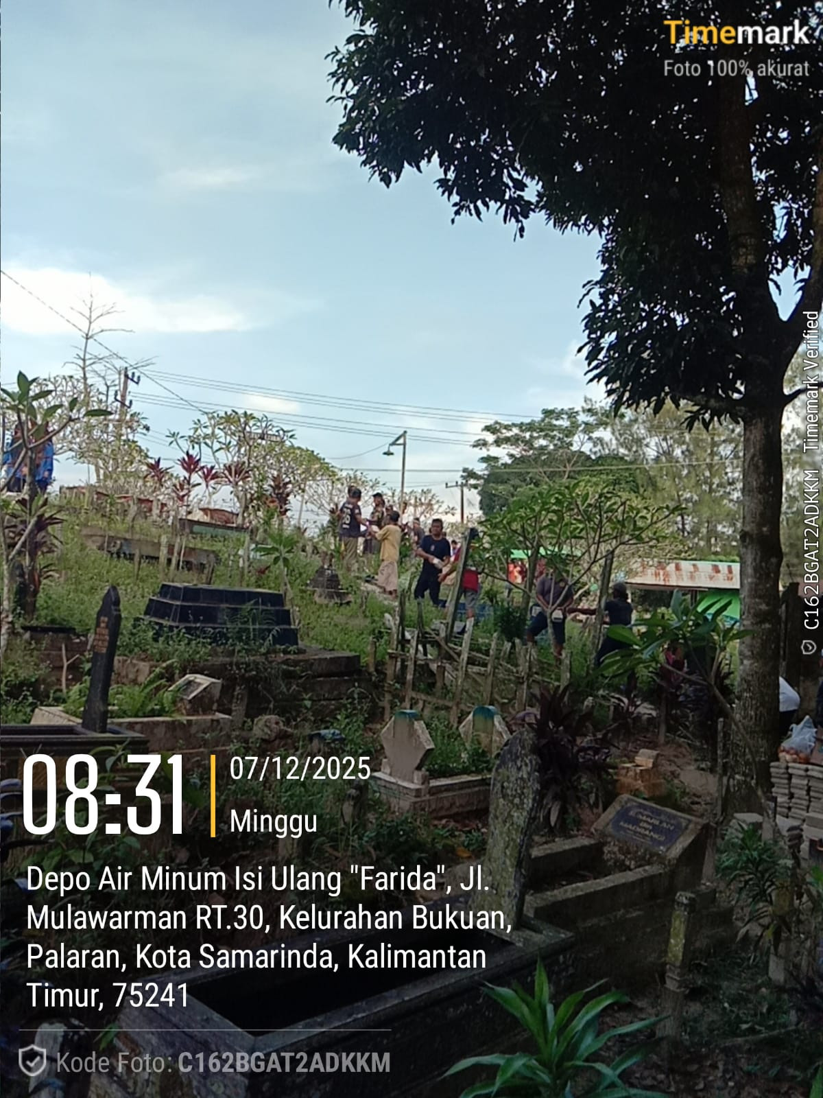 Gotong royong mendekatkan material pagar makan kampung kanas