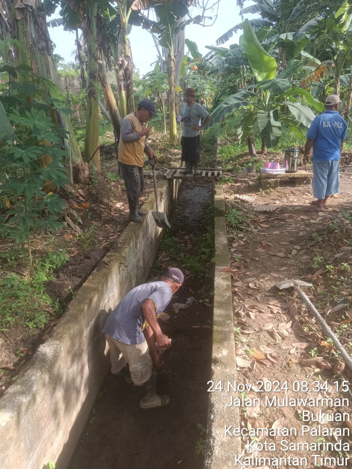 Membersihkan parit arah menuju sungai pelabuhan