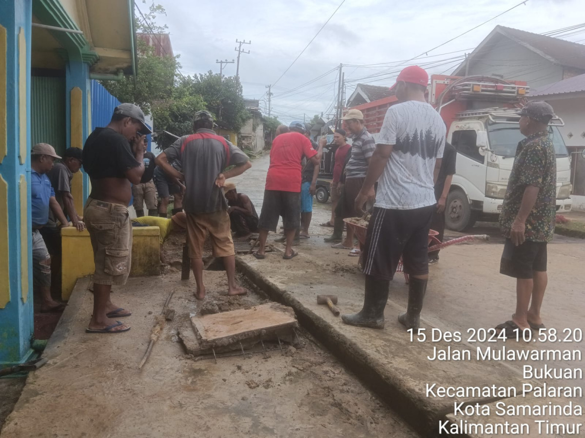 Membersihkan parit
