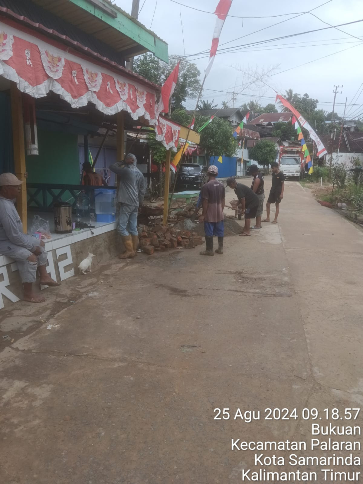 Gotong royong lingkungan RT 32