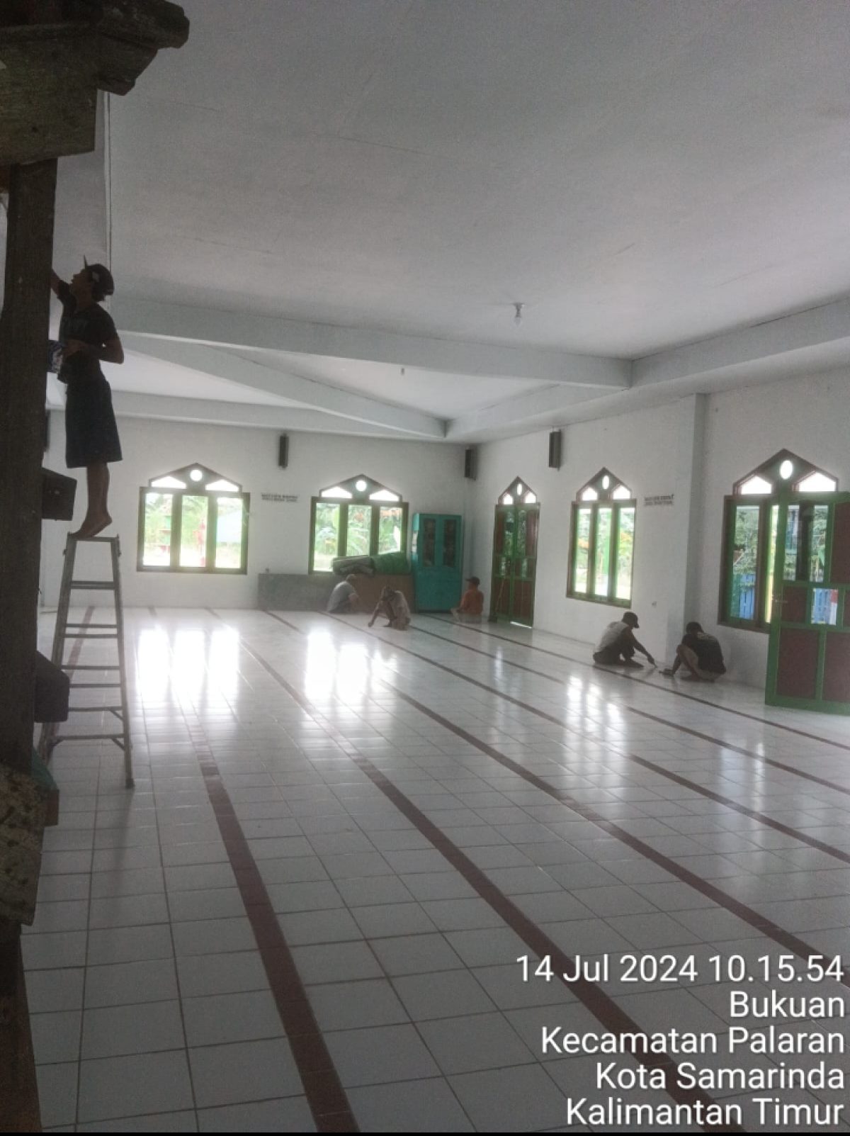 Pengecatan plafon dan dinding masjid