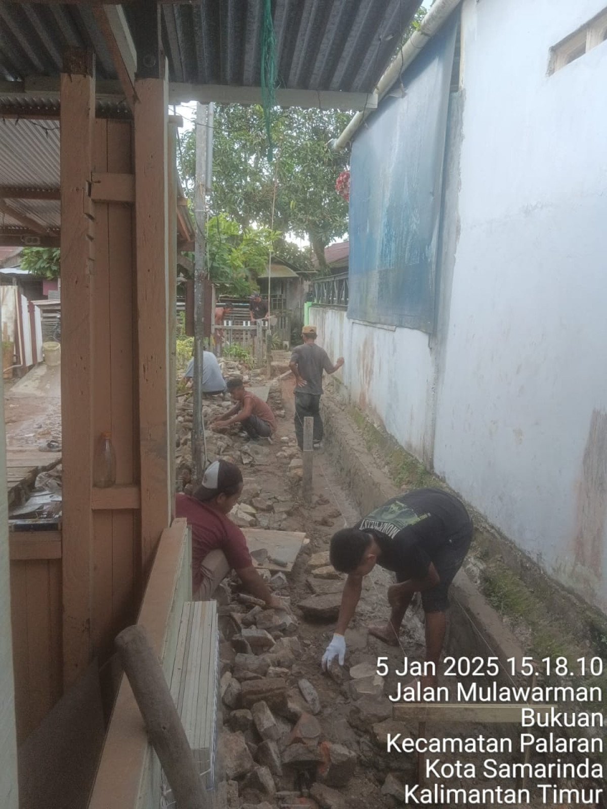 kegiatan gotong royong membuat parit  pembuangan air