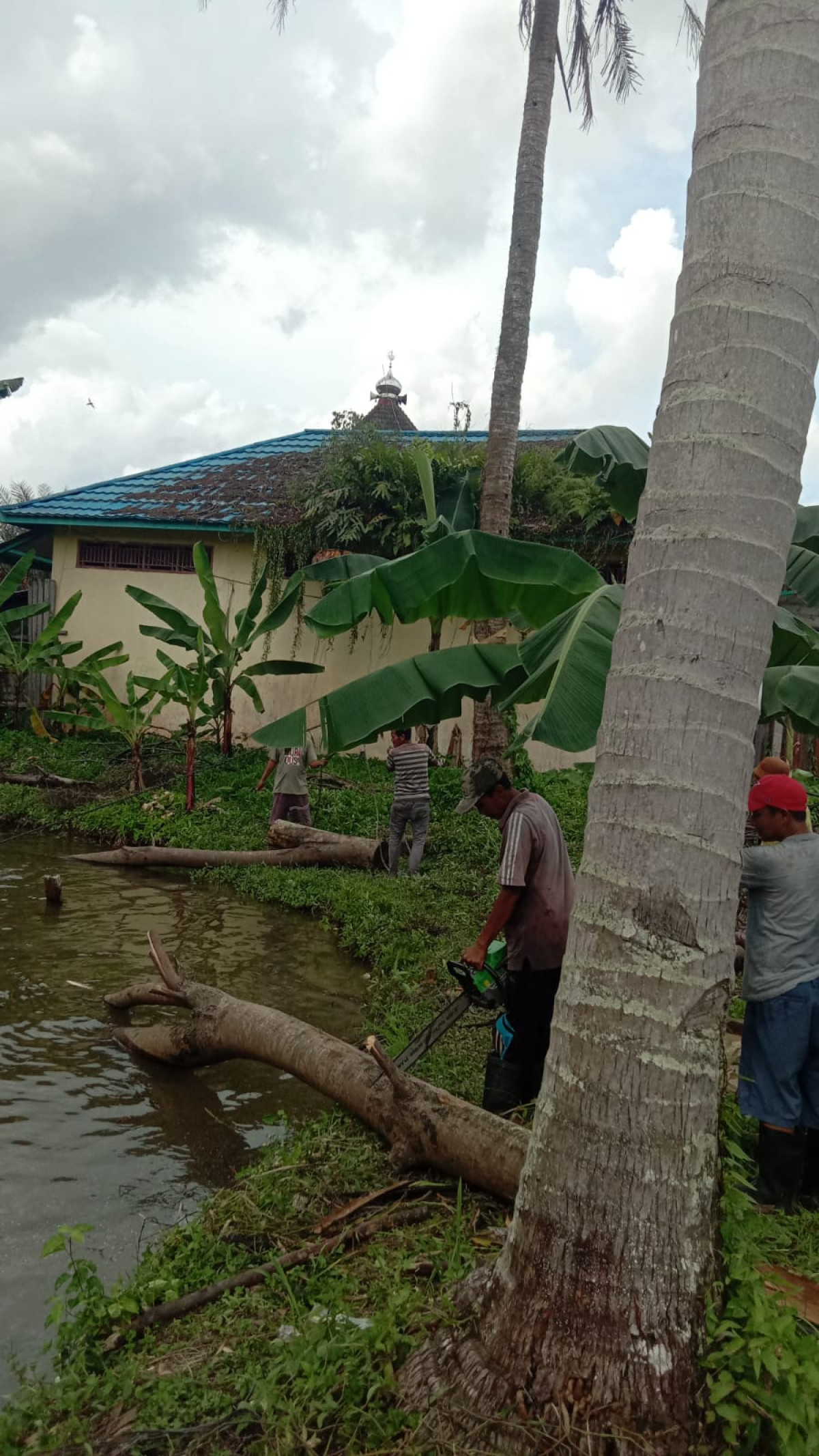 Pembersihan kolam tempat wudhu Masjid Al Ihsan