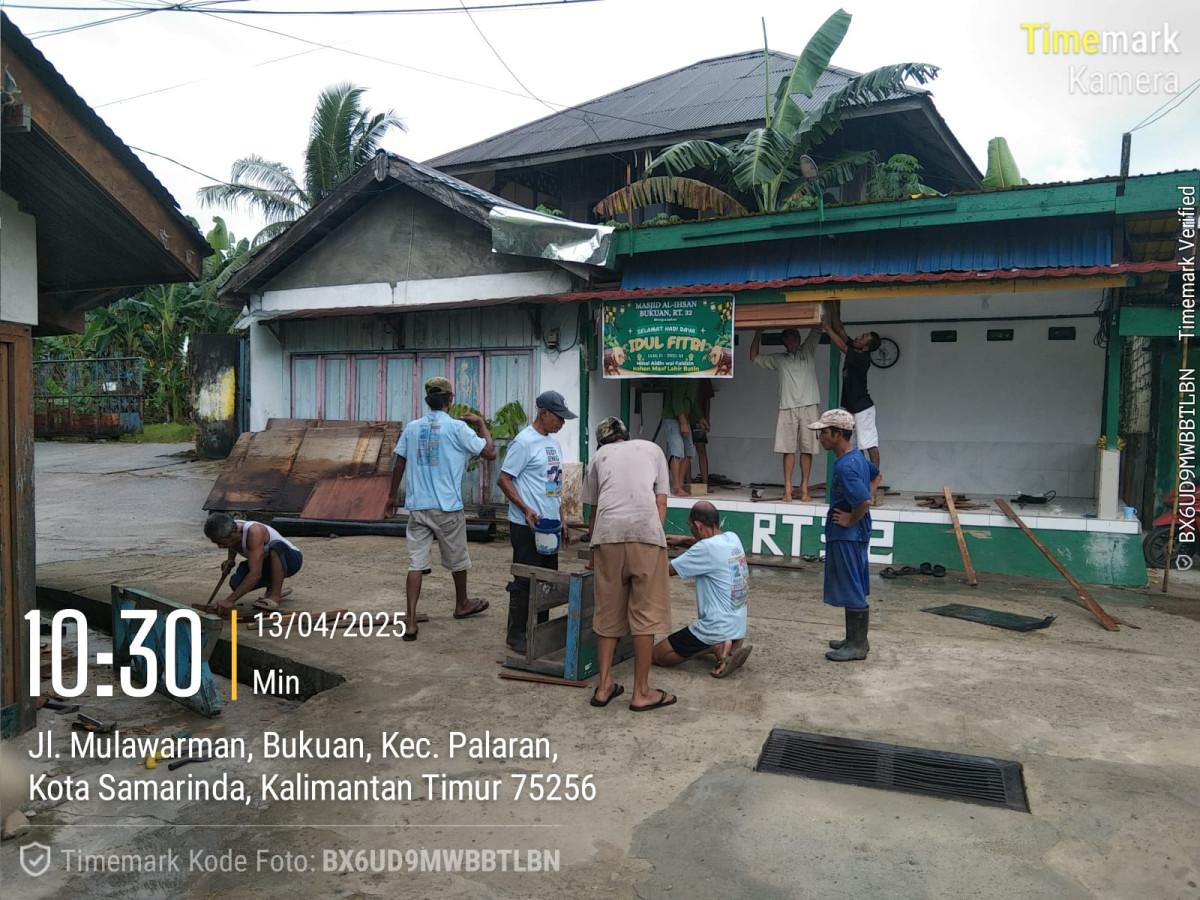 Pasang plafon +rak pos kamling Rt. 32