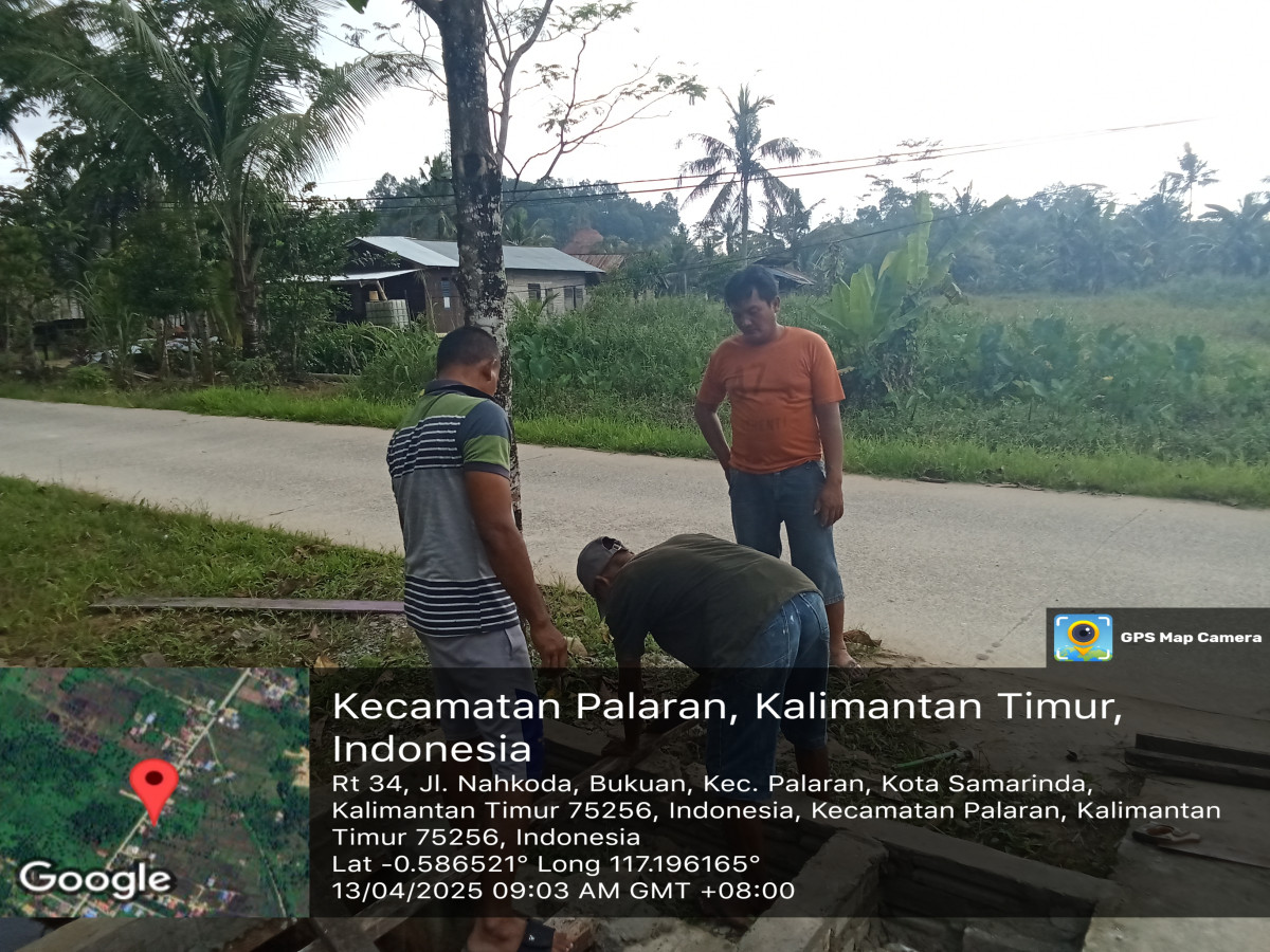 Gotong royong membuat pos masjid Jum'at berkah