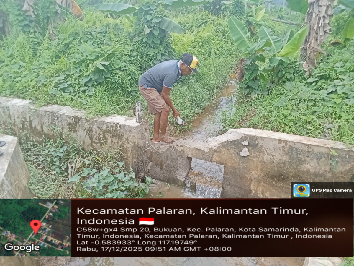 Membersihkan drainase