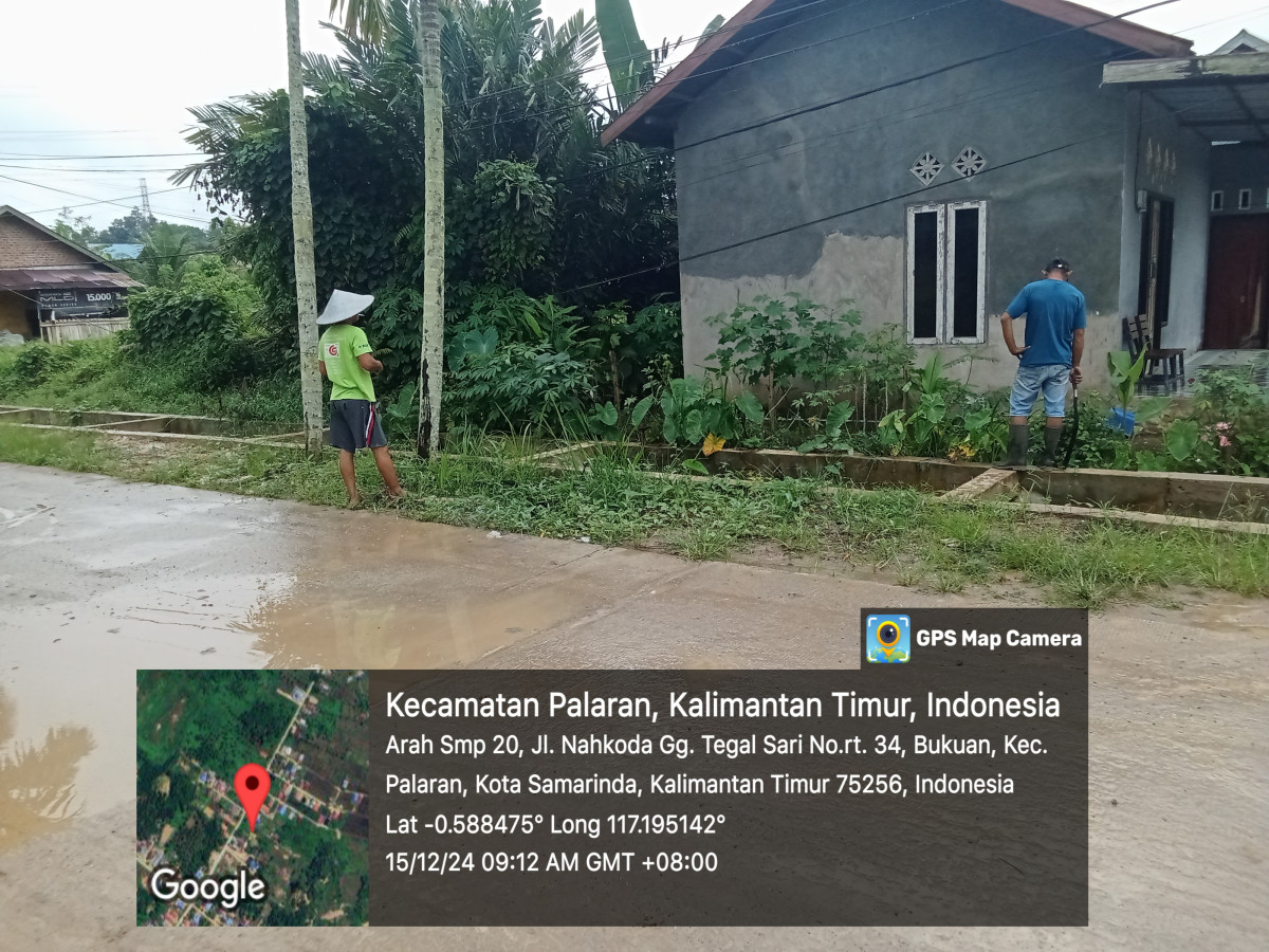 Gotong royong memotong rumput jalan poros RT 34