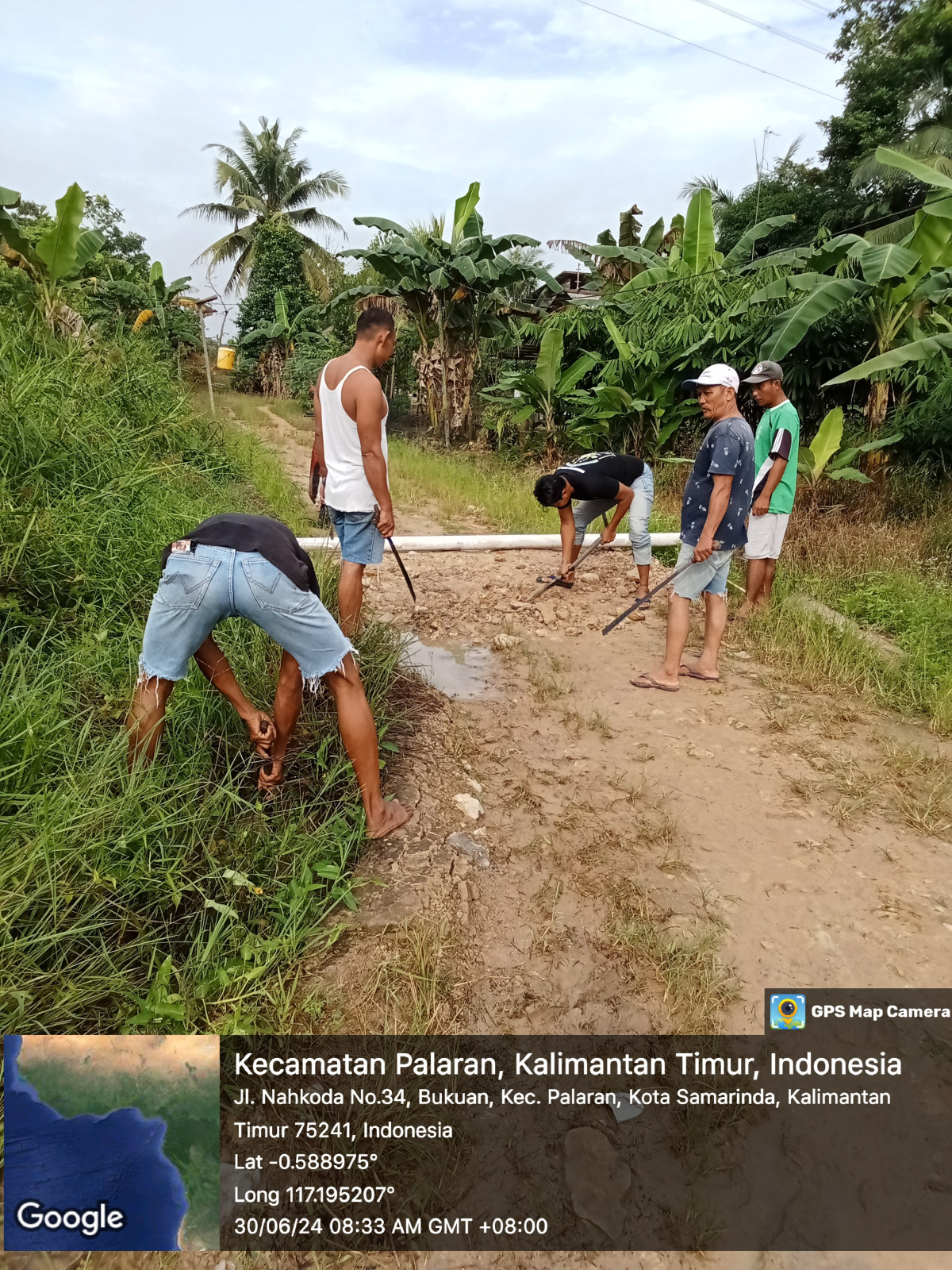 Membersihkan drainase gang perjuangan memasang pipa pembuangan drainase dan memotong rumput jalan poros nahkoda RT 34