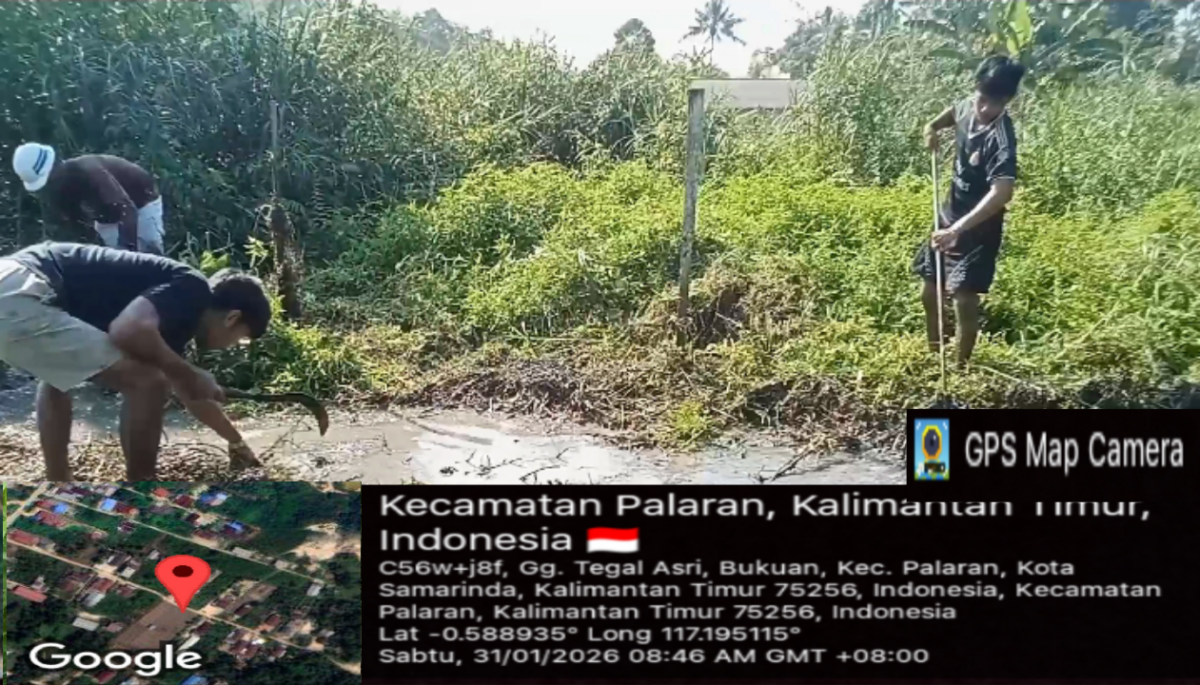 Gotong royong membersihkan drainase