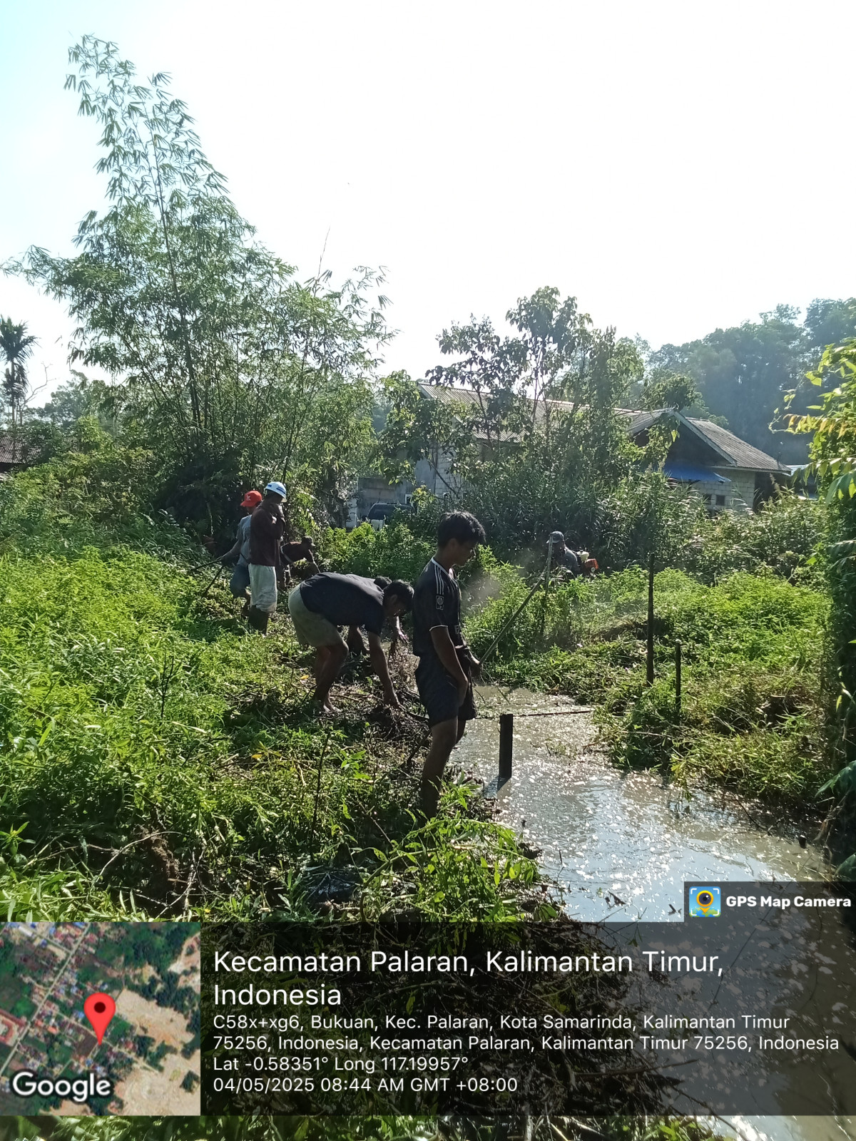 Membersihkan drainase gang kucur