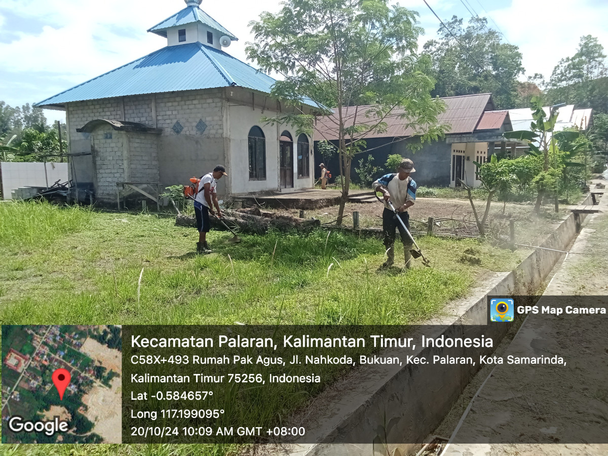 Memotong rumput jalan poros dan drainase RT 34 BUKUAN