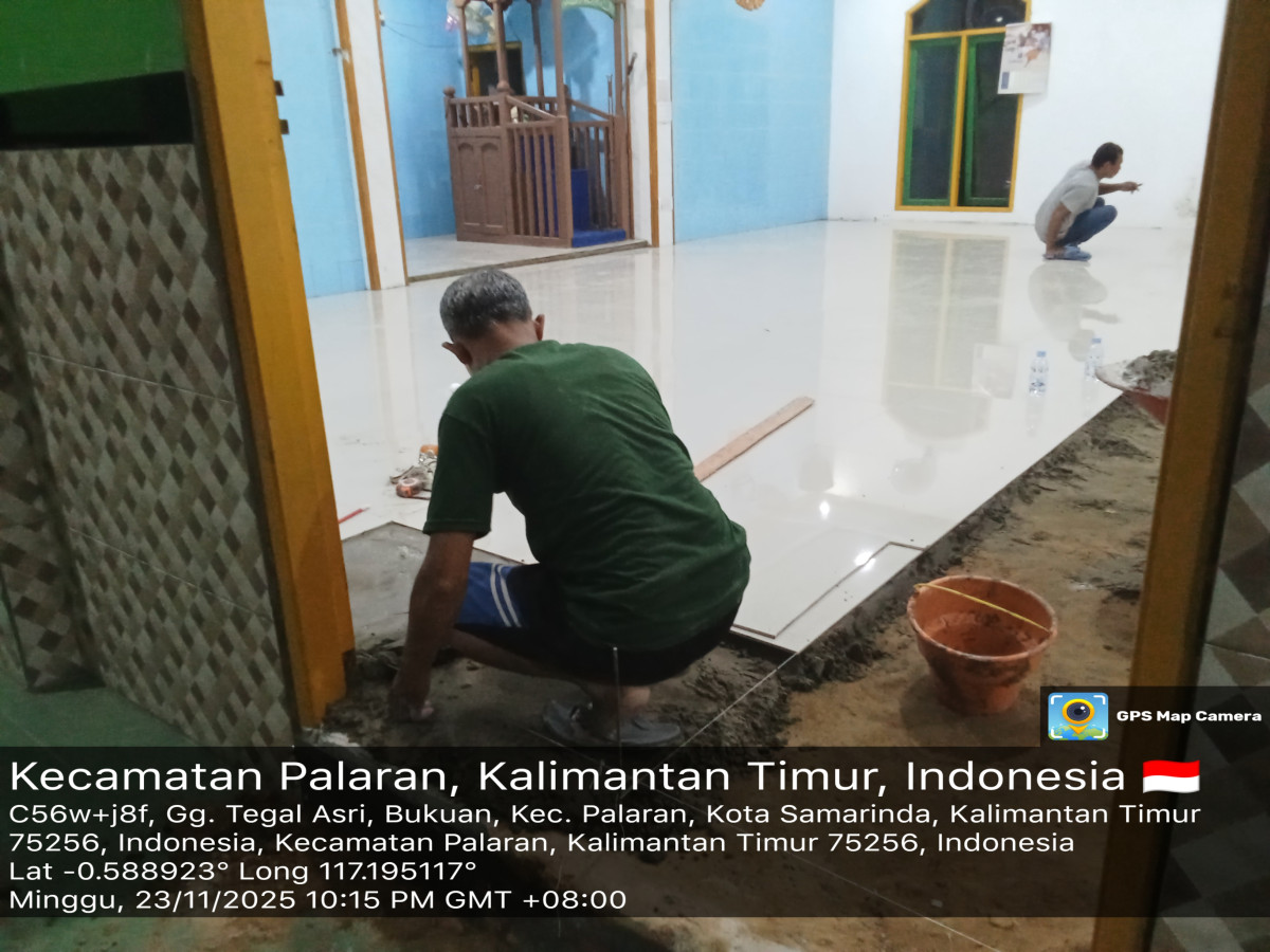 Gotong royong meninggikan lantai masjid