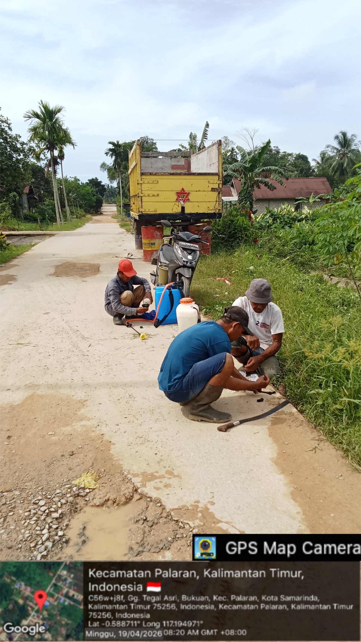 Penyemrotan rumput di jalan poros nahkoda