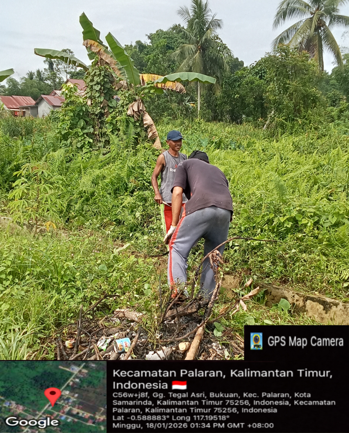 Membersihkan rumput lingkungan RT 34