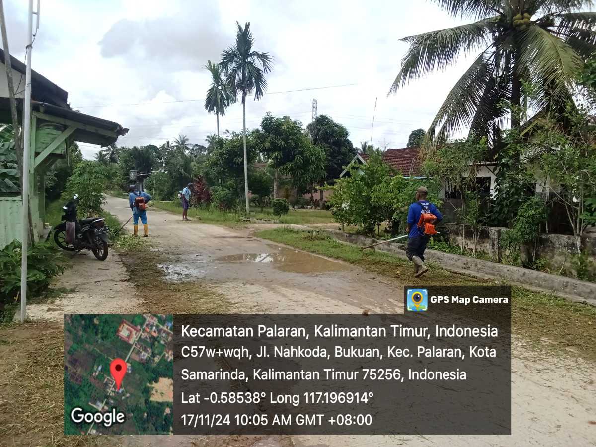 Gotong royong memotong rumput di jalan poros RT 34