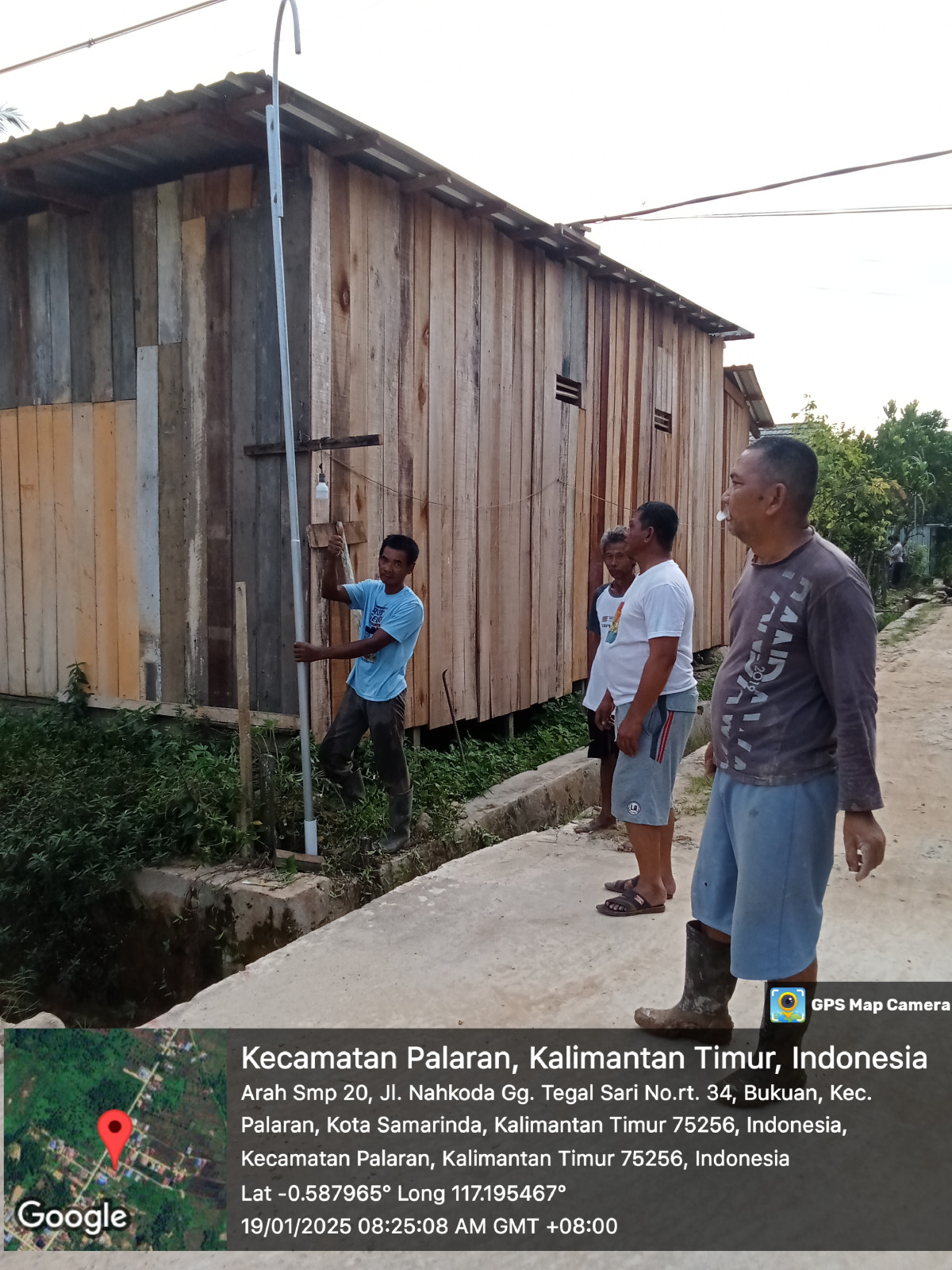 Gotong royong nguruk jalan poros nahkoda yang rusak