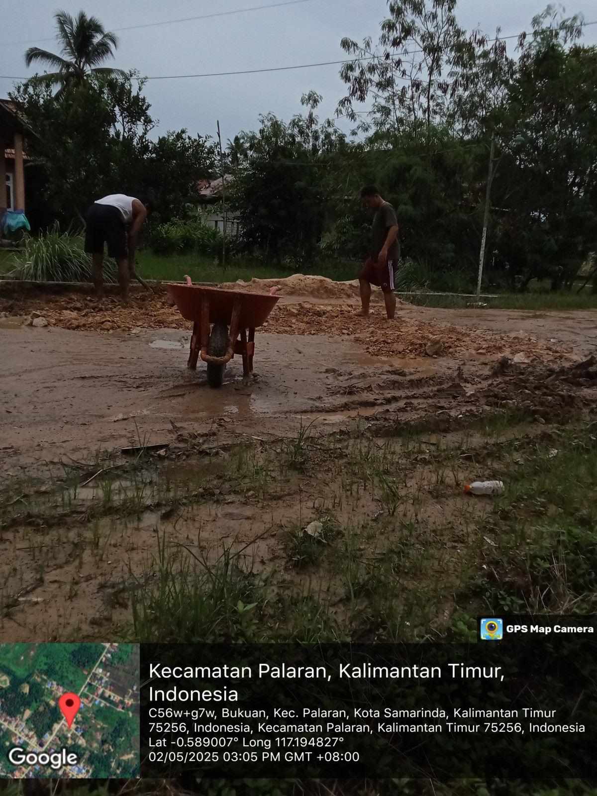 Menguruk jalan yg berlubang