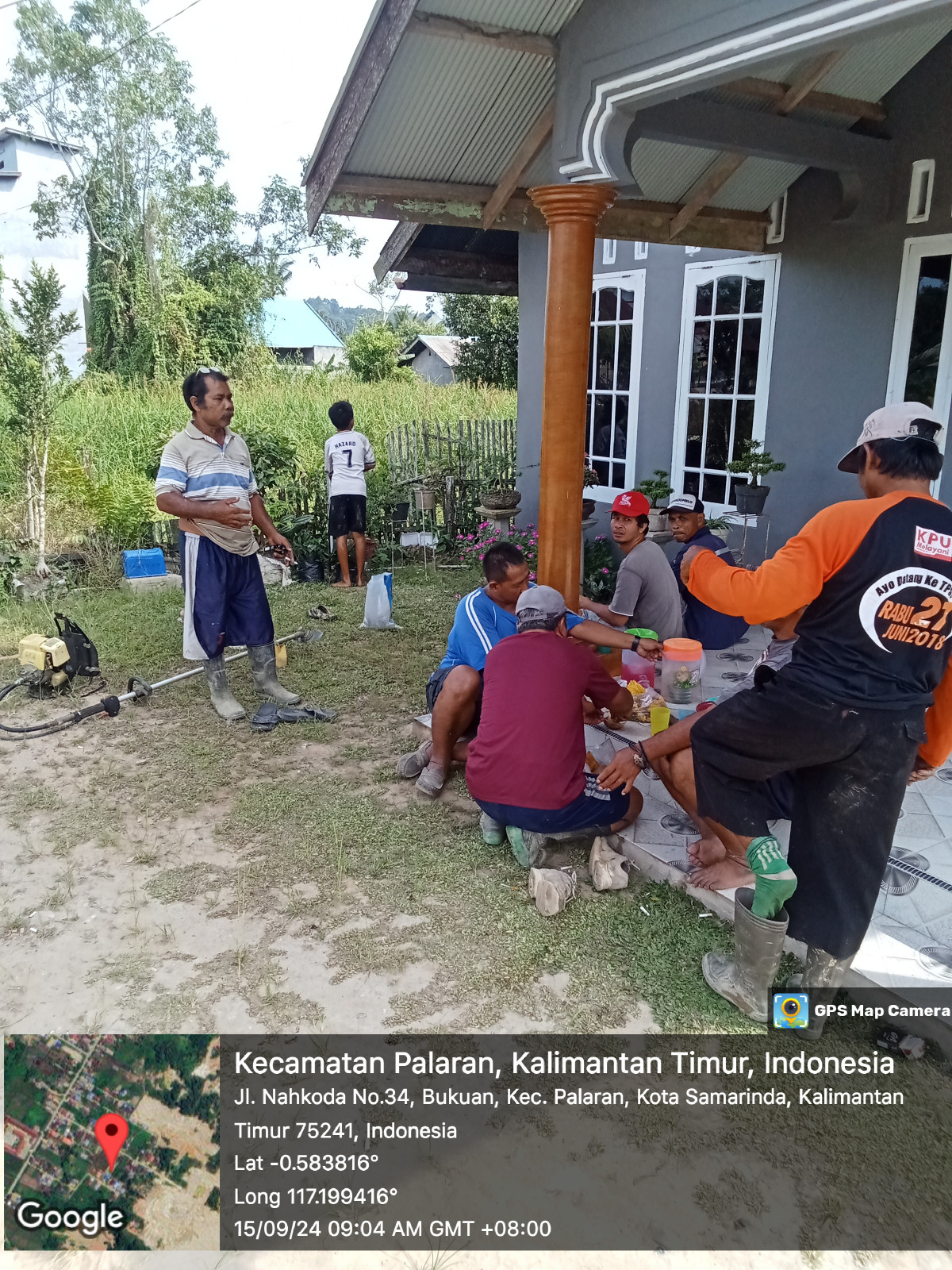 Pemotongan rumput gang kucur dan jalan poros RT 34 BUKUAN