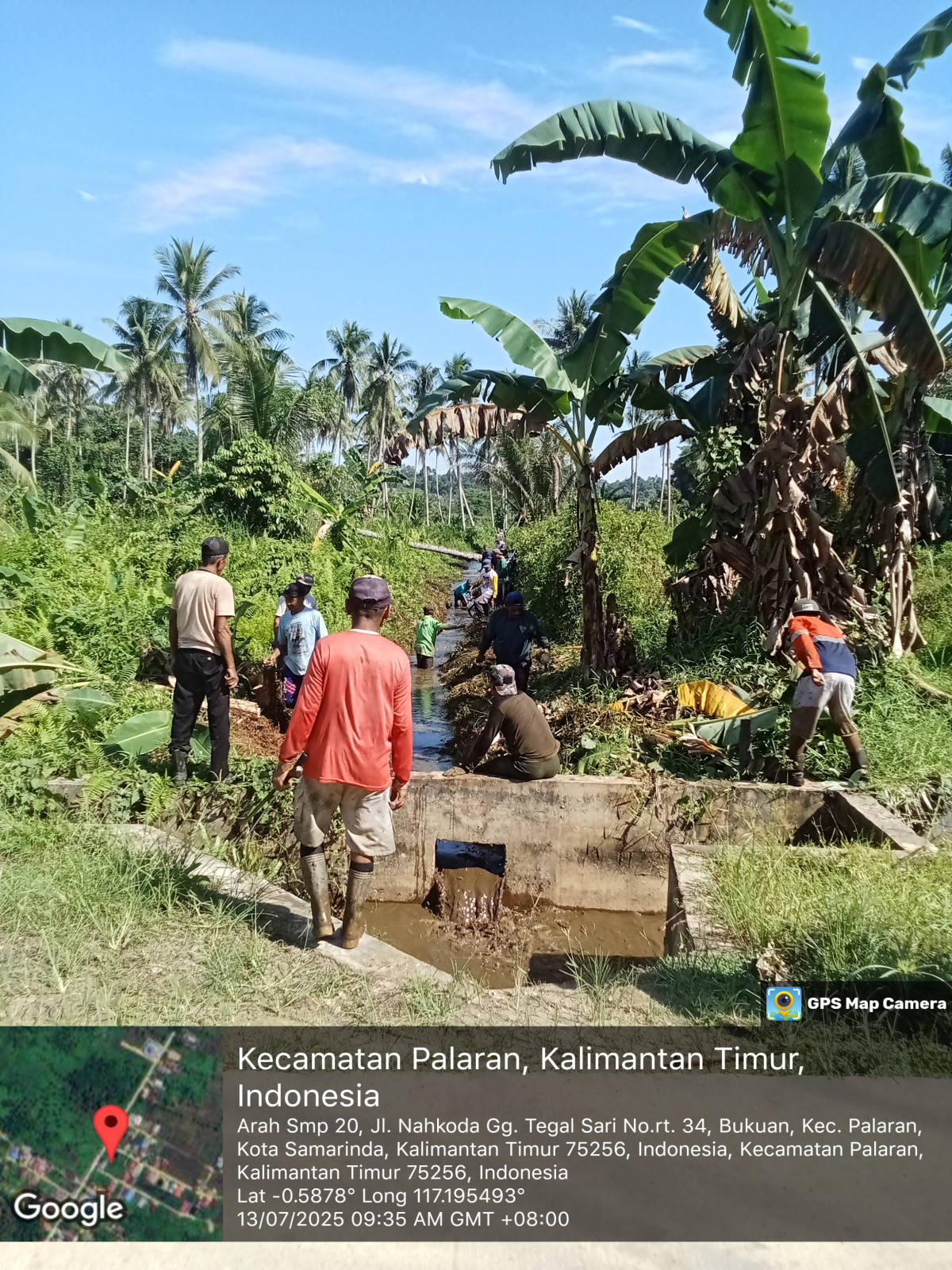 Gotong royong memotong rumput jalan poros RT 34 dan membersihkan drainase