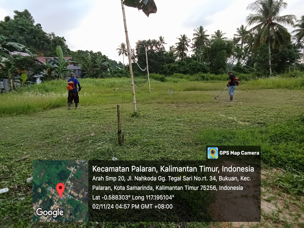 Memotong rumput lapangan foliy