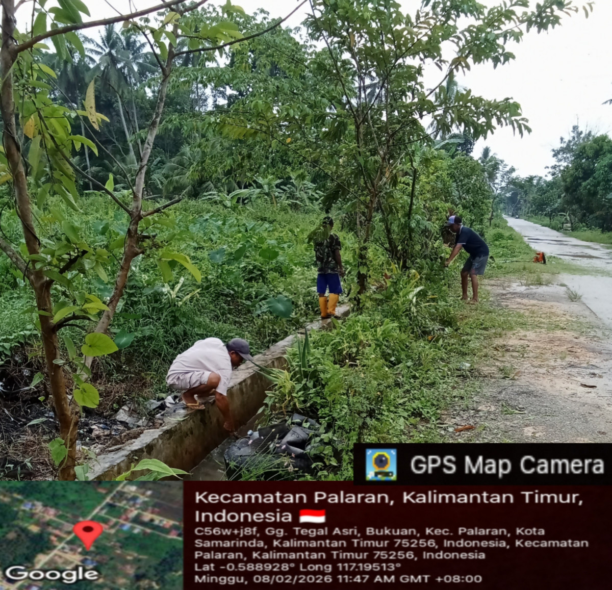 Gotong royong membersihkan drainase
