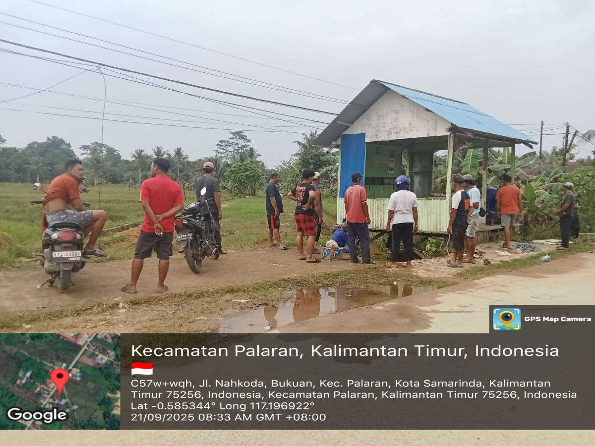 Gotong royong memindahkan pos jaga