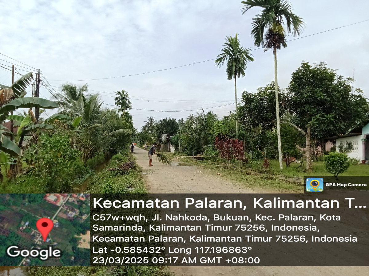 Memotong rumput di jlan poros RT 34