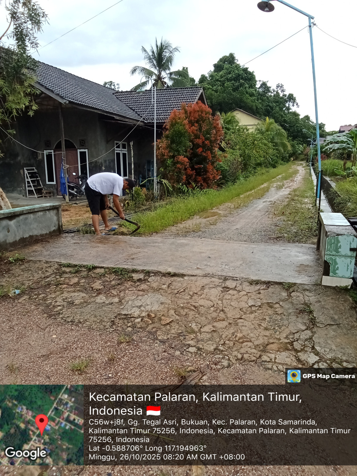 Memotong rumput di jalan poros