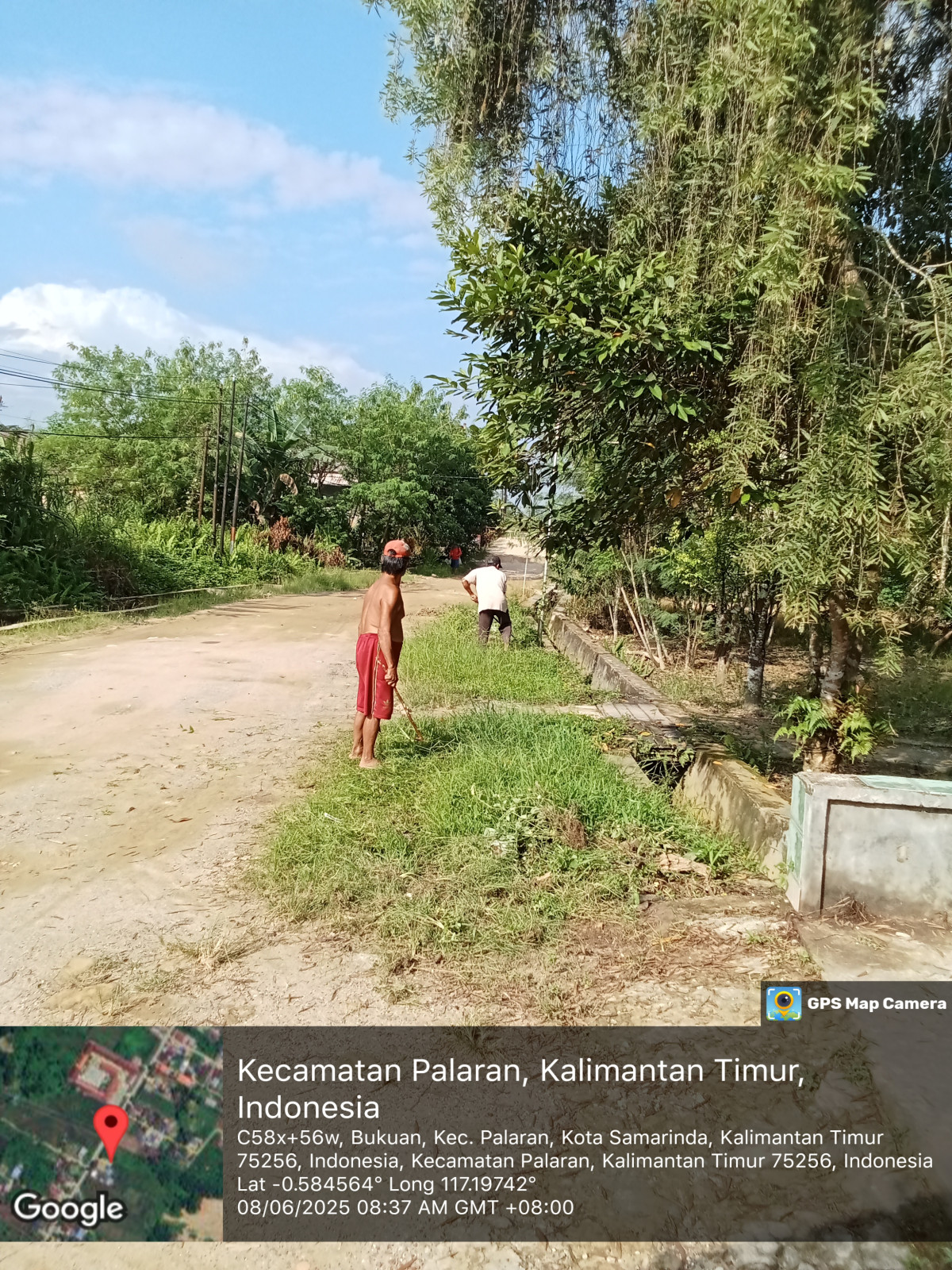Gotong royong memotong rumput jalan poros RT 34 poros