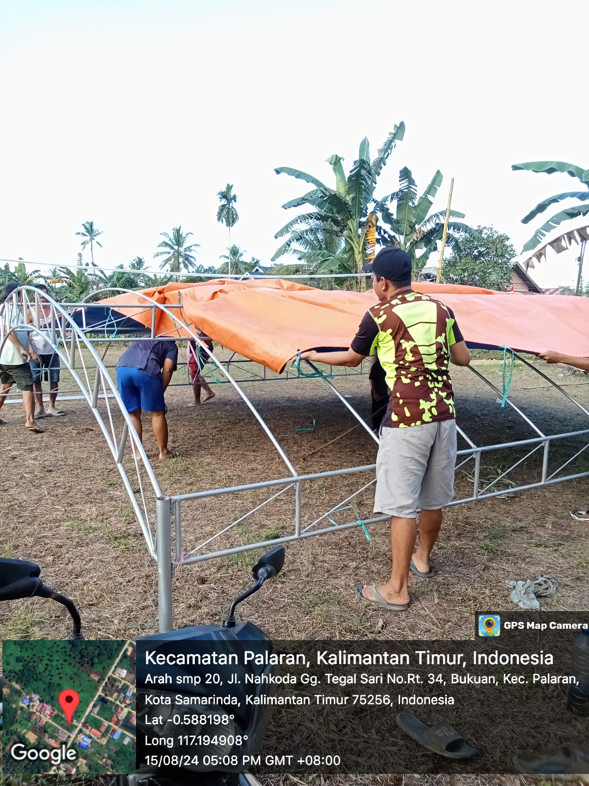 Gotong royong memasang tenda 17 Agustus