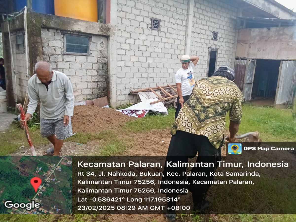 Gotong royong di masjid sirotunnaja RT 34