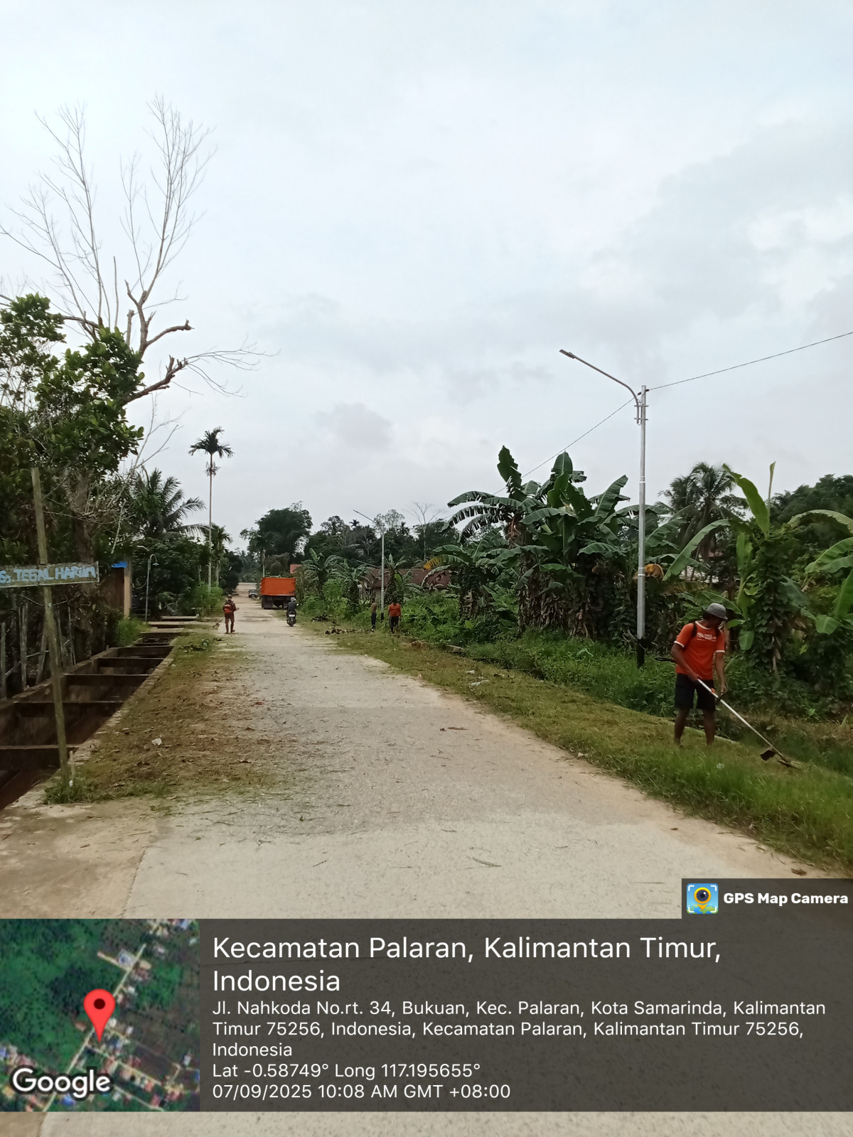 Memotong rumput jalan poros RT 34 dan drainase