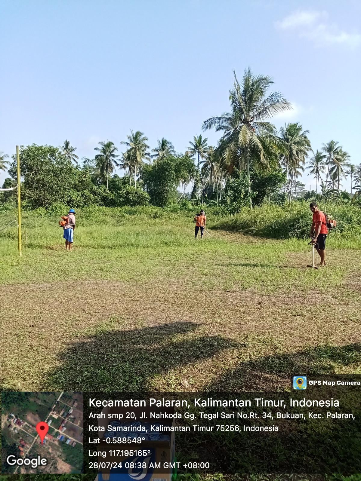 Gotong royong memotong rumput lapangan foly