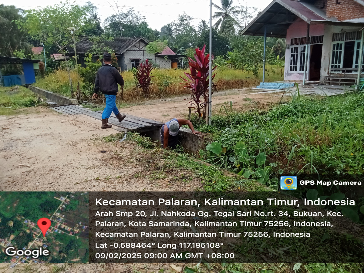 Memotong rumput jalan poros RT 34